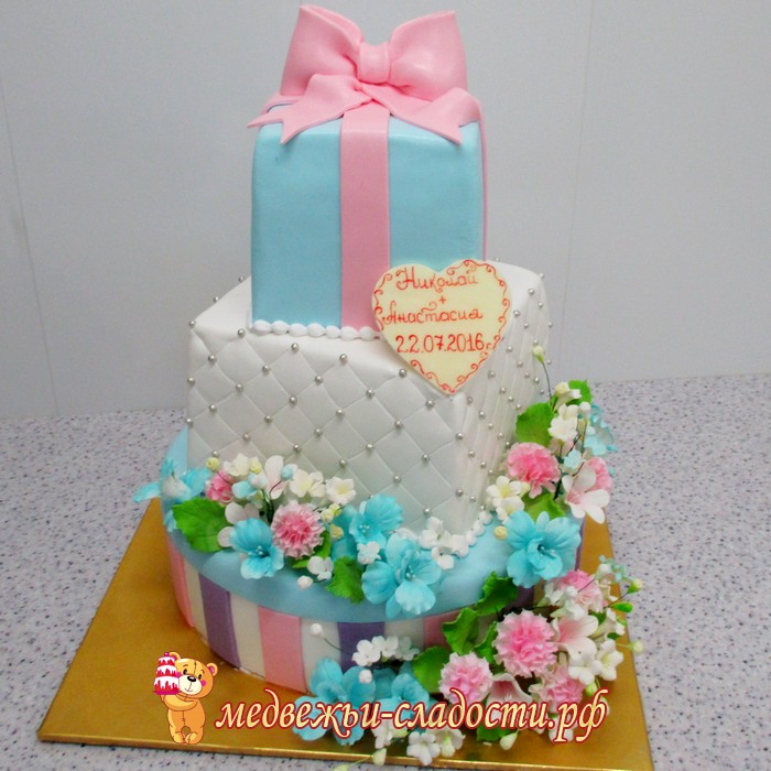 Трехъярусный свадебный торт голубой розовый круглый квадратный букет